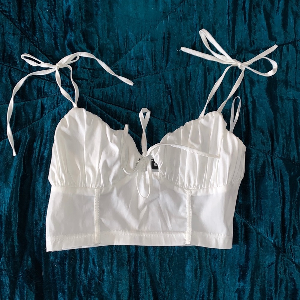 PRETTY LITTLE THING crop top